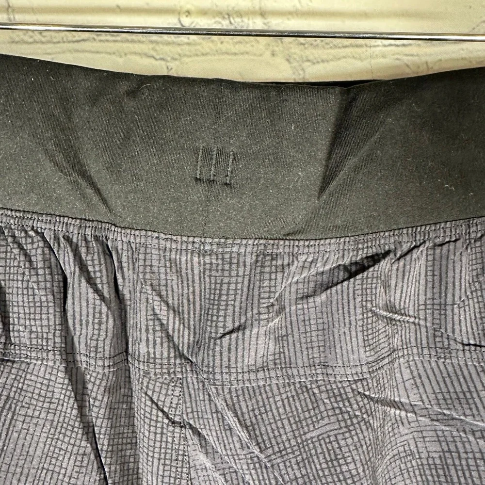 Lululemon Mens XL Grid Pattern Athletic Training Shorts Black Gray 9 Inch Inseam